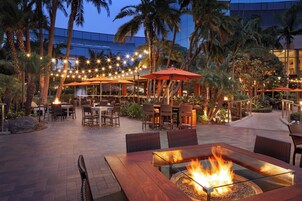 2 bares y bar junto a la piscina