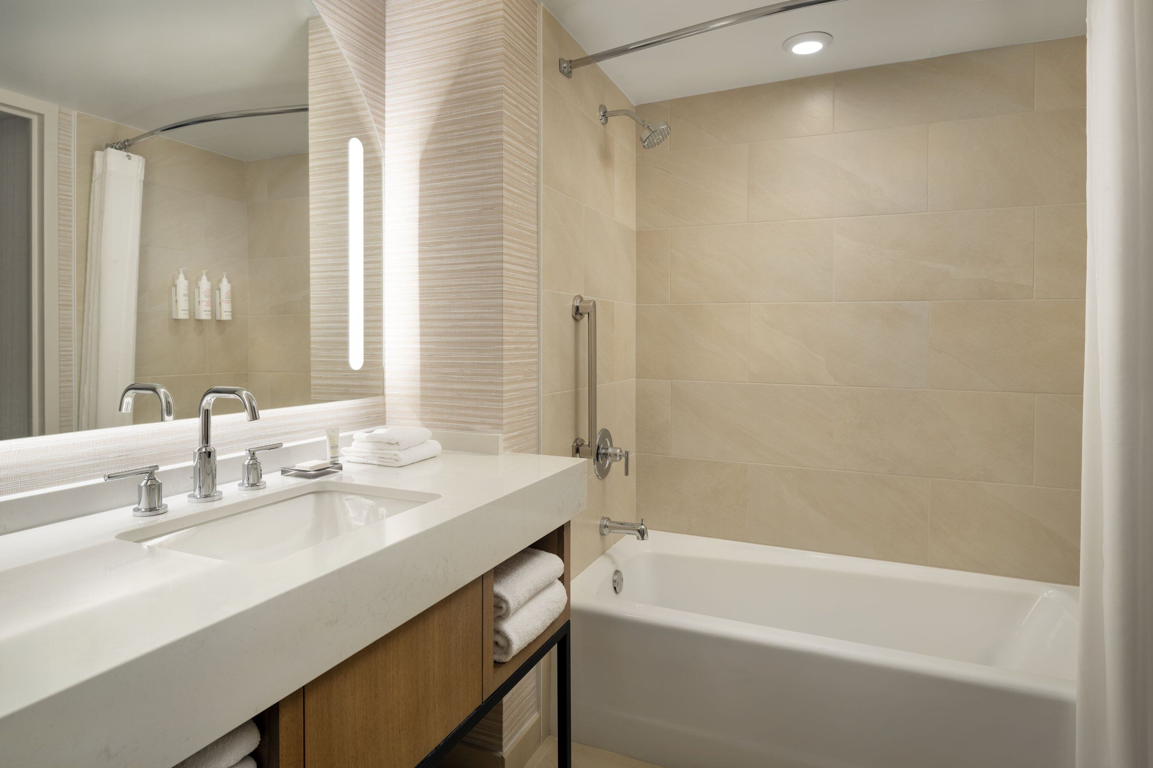 Une salle de bain moderne avec un meuble-lavabo à deux vasques, une baignoire et un espace douche.