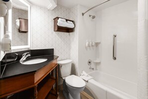Combined shower/tub, free toiletries, hair dryer, towels