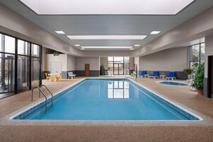 Una piscina cubierta