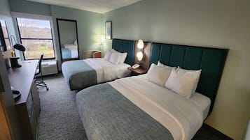 ルーム クイーンベッド 2 台 禁煙 | デスク、遮光カーテン、アイロン / アイロン台、ベビーベッド (無料)