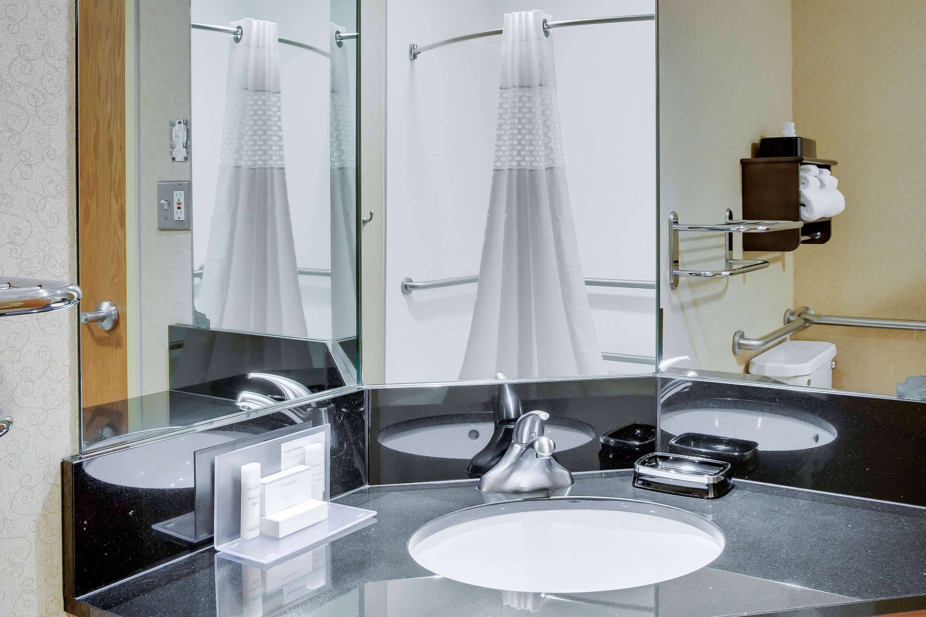 combined shower/bathtub, free toiletries, hair dryer, towels