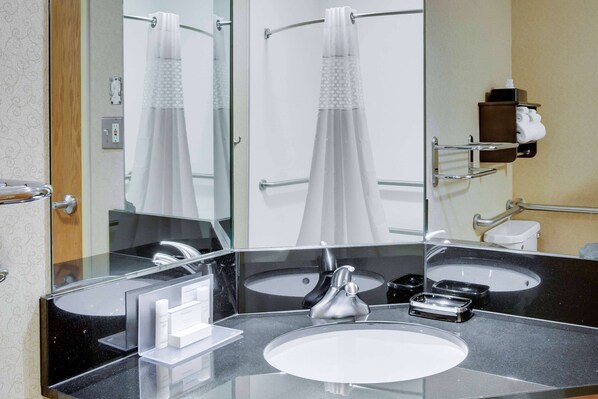 Combined shower/bathtub, free toiletries, hair dryer, towels