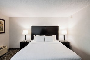 書桌、筆電工作空間、遮光布/窗簾、熨斗/熨衣板