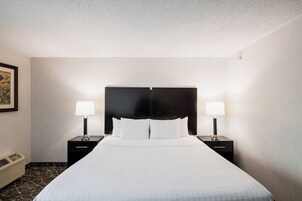 办公桌、笔记本电脑工作区、遮光窗帘、熨斗/熨衣板