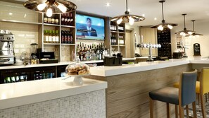 2 Bars/Lounges, Lobby-Lounge