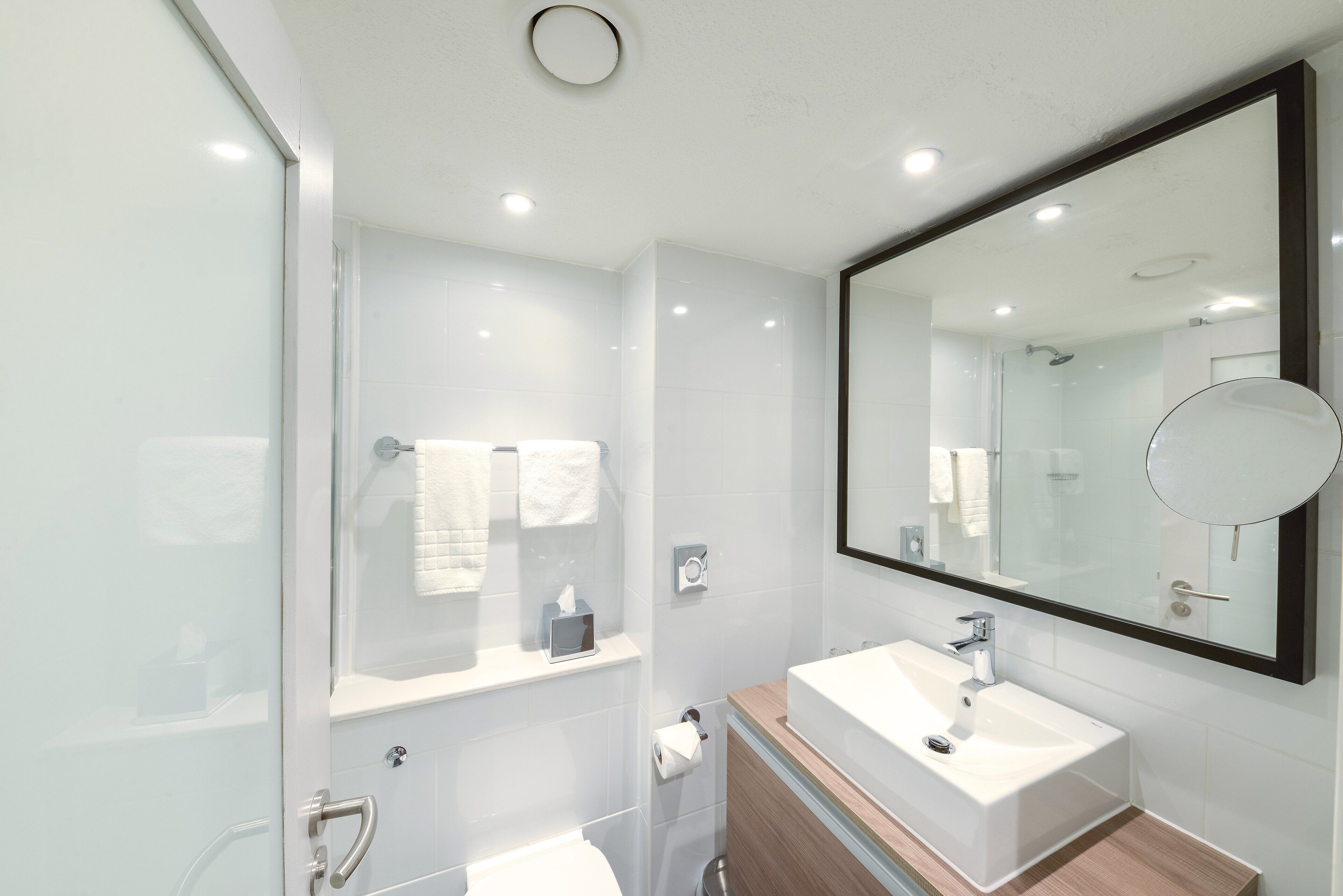 combined shower/bathtub, free toiletries, hair dryer, towels