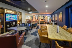 2 bars/lounges, lobby lounge