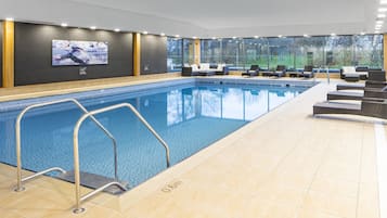 Inomhuspool med öppettider 06.30 till 22.00, och solstolar