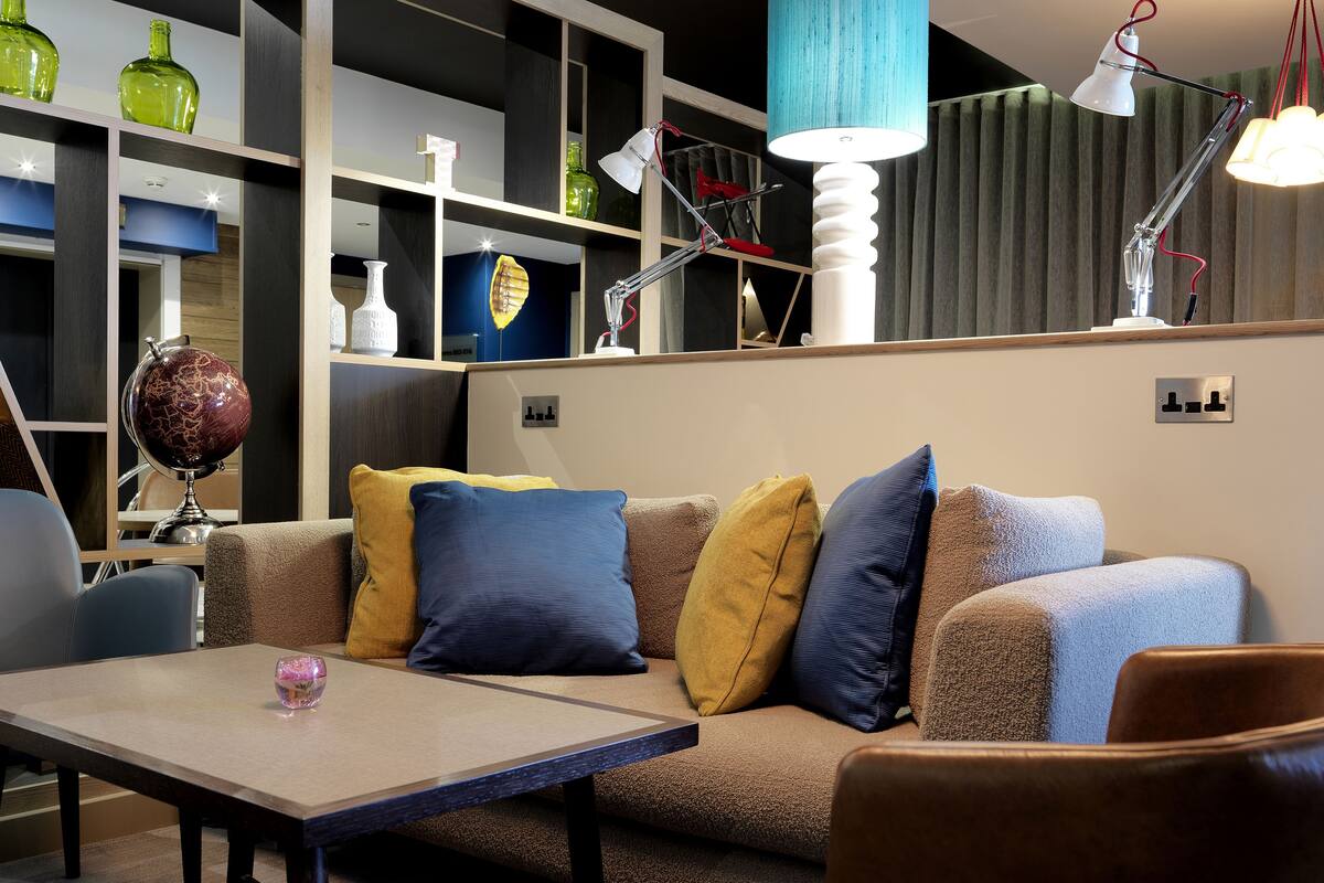 2 bars/lounges, lobby lounge