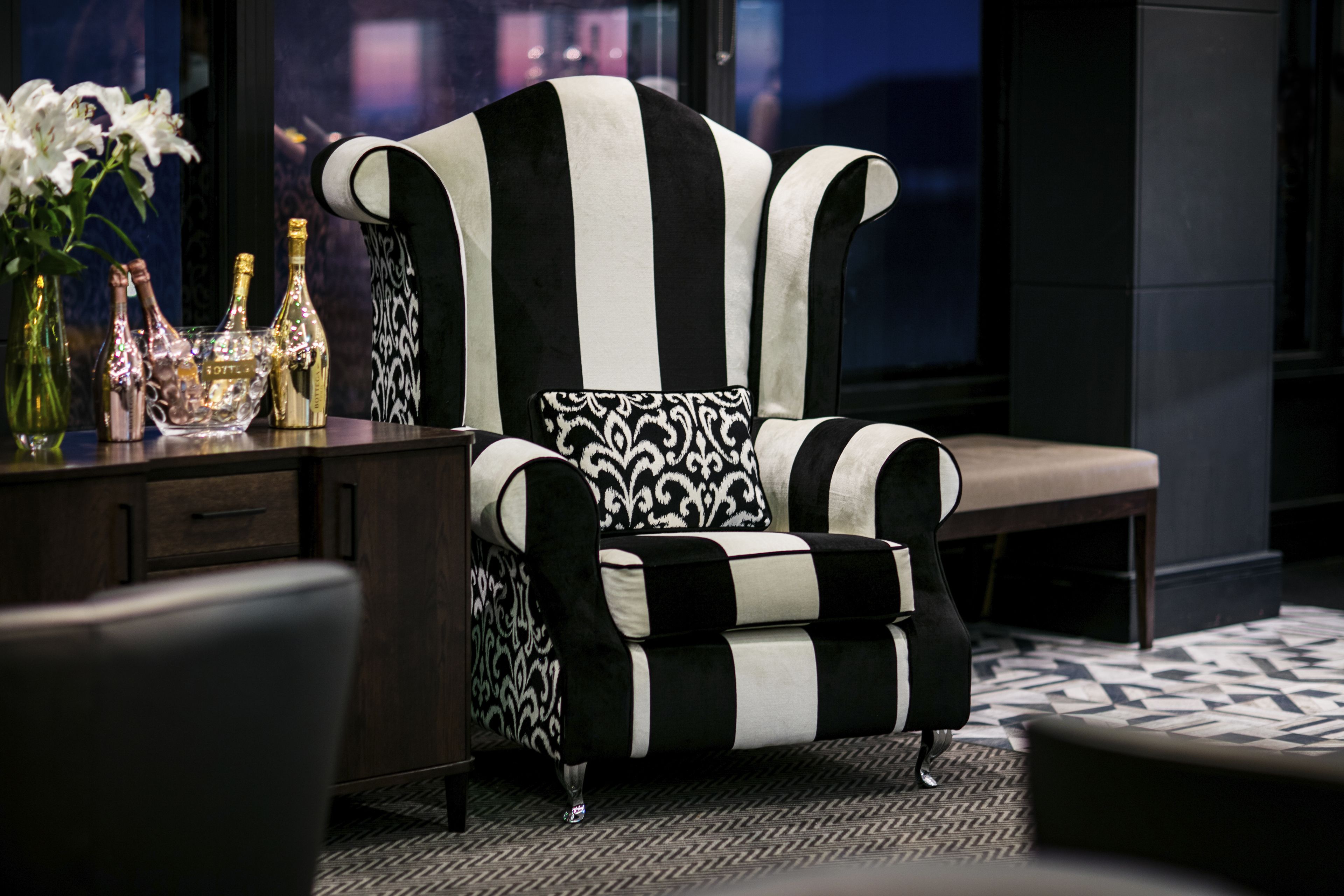 2 bars/lounges, lobby lounge