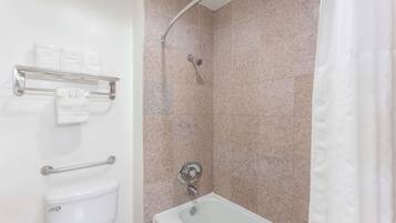 SĂšche-cheveux, serviettes fournies