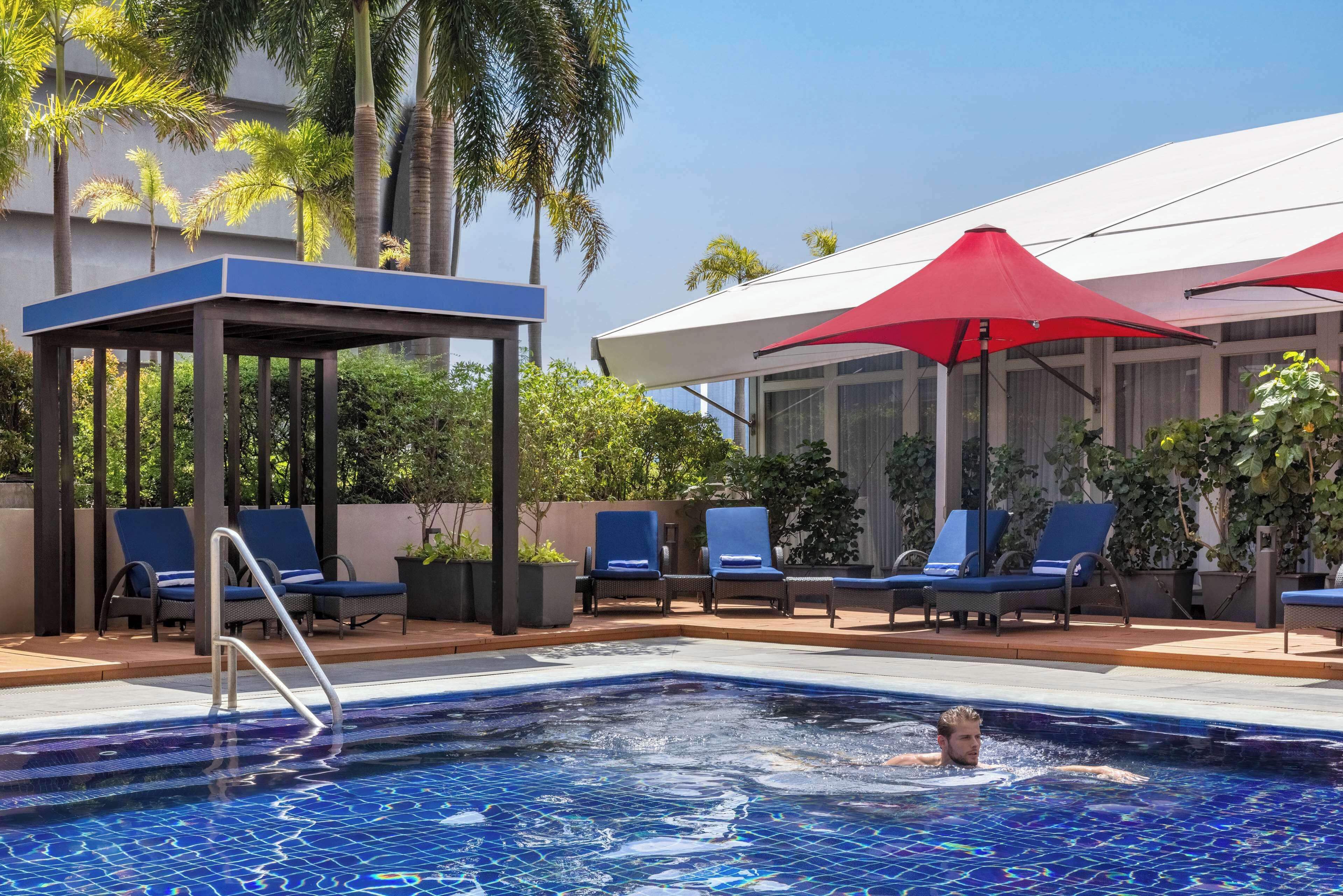 Piscine extérieure, chaises longues