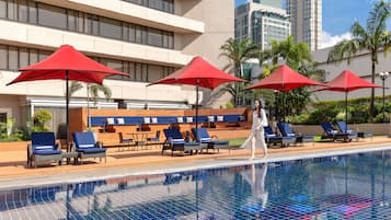 Piscina externa, funciona das 7h às 19h, espreguiçadeiras