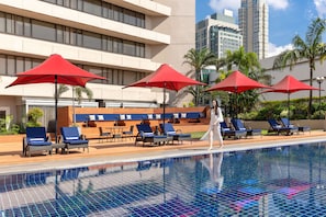 Piscina externa, funciona das 7h às 19h, espreguiçadeiras