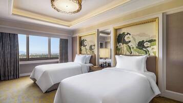 Minibar, caja de seguridad en la habitación y escritorio