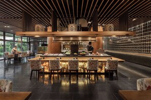 3 restaurants, breakfast, lunch, dinner served; local cuisine