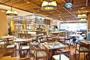 3 restaurantes, com serviço de café da manhã e almoço; culinária local