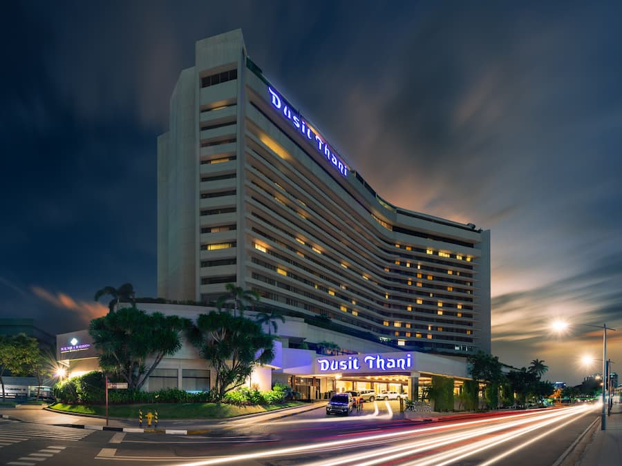 Majoituspaikan julkisivu illalla/yöllä