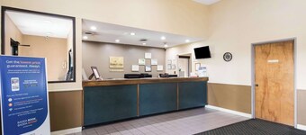 Econo Lodge Inn & Suites East