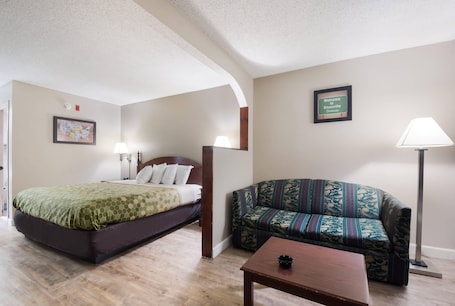 Escritorio, cortinas opacas, tabla de planchar con plancha y wifi gratis. Econo Lodge Inn & Suites Knoxville East