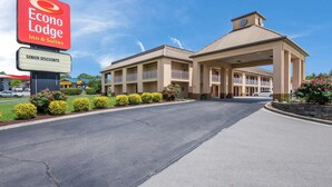 A hotel with a large sign for Econo Lodge Inn & Suites, a covered entrance, and a parking lot. - Econo Lodge Inn & Suites Knoxville East (Knoxville)