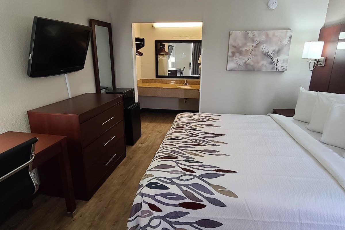 書桌、手提電腦工作空間、遮光窗簾/窗簾、熨斗/熨衫板