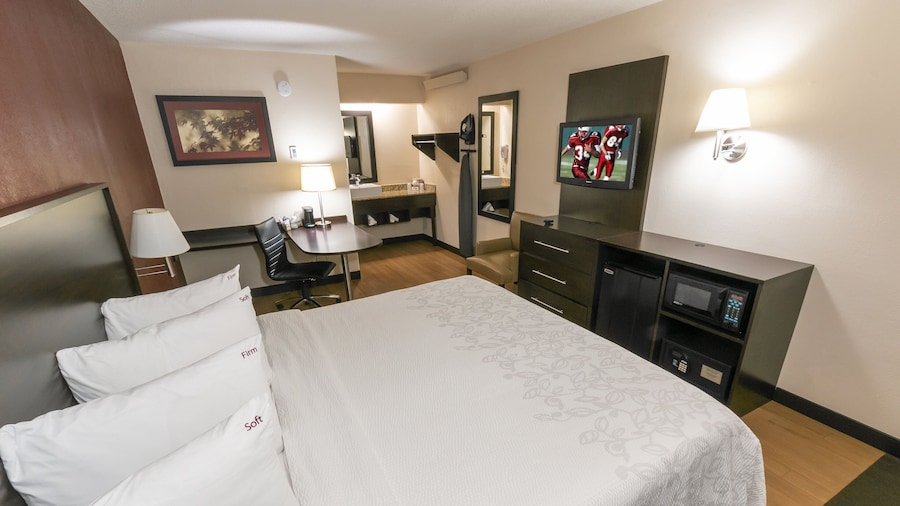 Red Roof Inn PLUS+ St Louis - Forest Park/ Hampton Ave