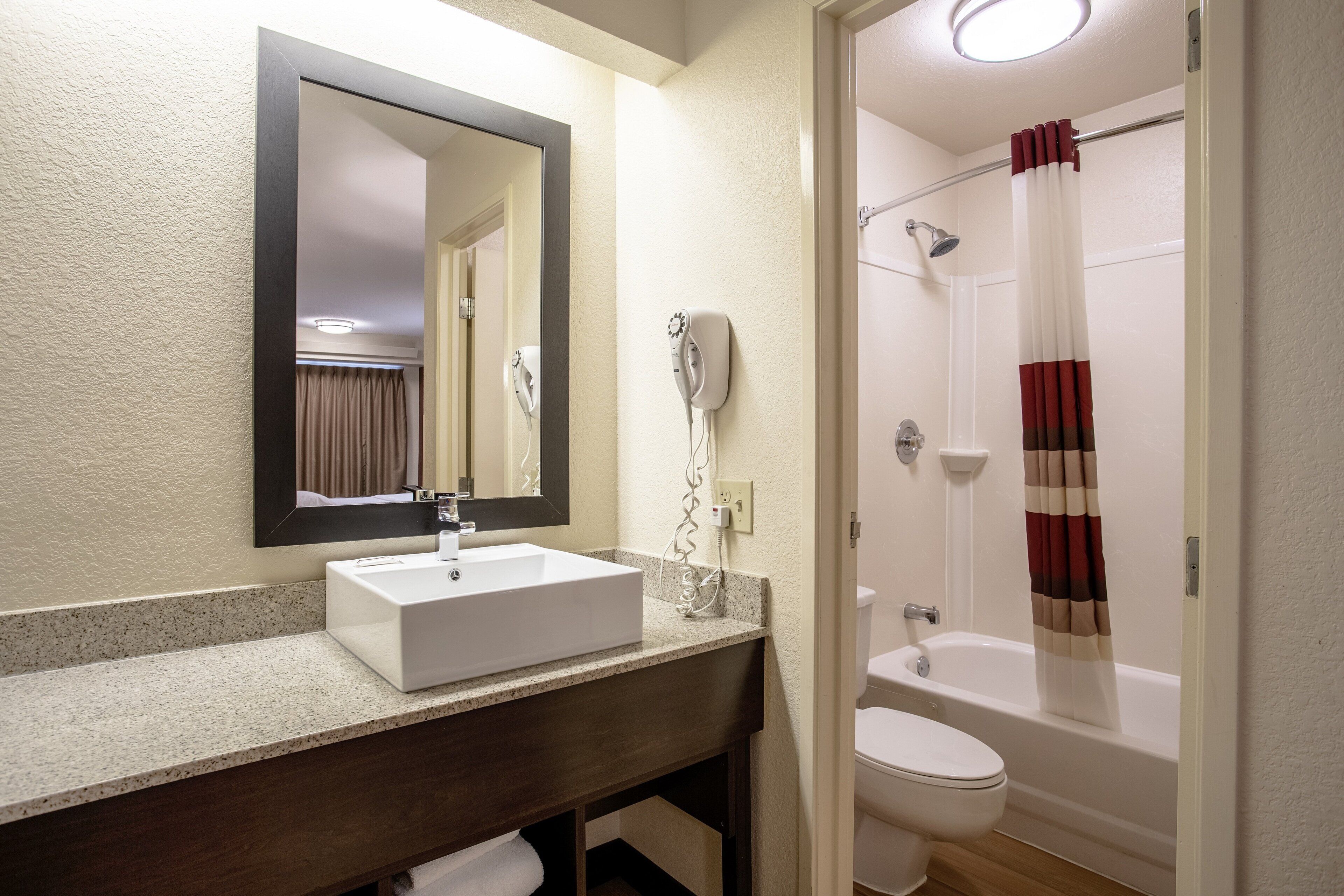 Duschwanne, kostenlose Toilettenartikel, Haartrockner, Handtücher