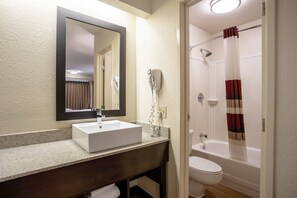 وحدات دش مع أحواض استحمام، مستلزمات مجانية للعناية الشخصية، مجففات شعر