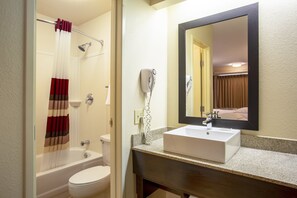 ห้องพรีเมียม, เตียงใหญ่ 2 เตียง (Upgraded Bedding & Snack, Smoke Free) | ห้องน้ำ | ฝักบัวในอ่างอาบน้ำ, ของใช้ในห้องน้ำฟรี, ไดร์เป่าผม (มีให้บริการตามคำขอ)