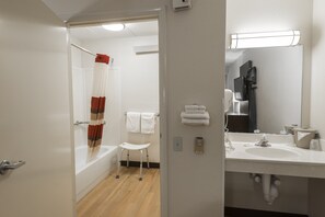 Combined shower/bathtub, free toiletries, hair dryer, towels - Red Roof Inn PLUS+ St Louis - Forest Park/ Hampton Ave  (St. Louis)