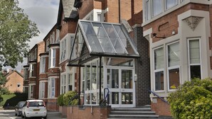 A traditional brick building with a glass entrance and steps leading up to it. - Best Western Plus Nottingham Westminster Hotel (Nottingham)