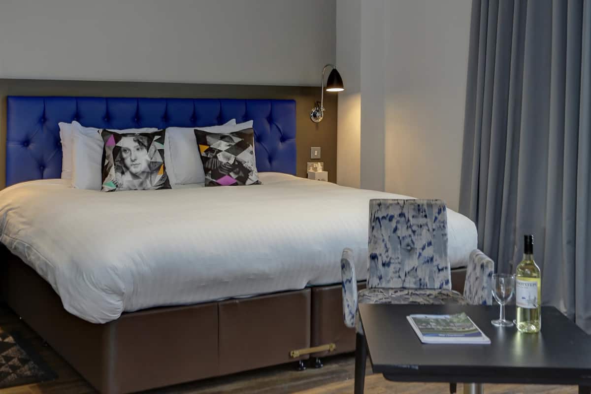 Premium bedding, desk, iron/ironing board, free cots/infant beds