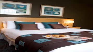 Premium bedding, desk, iron/ironing board, free cots/infant beds