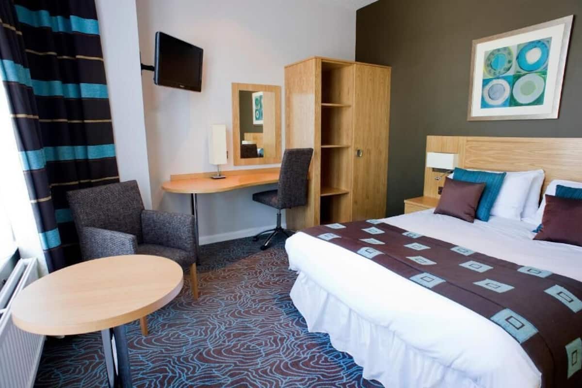 Quarto superior, 1 cama de casal, para não fumantes | Roupas de cama premium, escrivaninha, ferros/tábuas de passar roupa