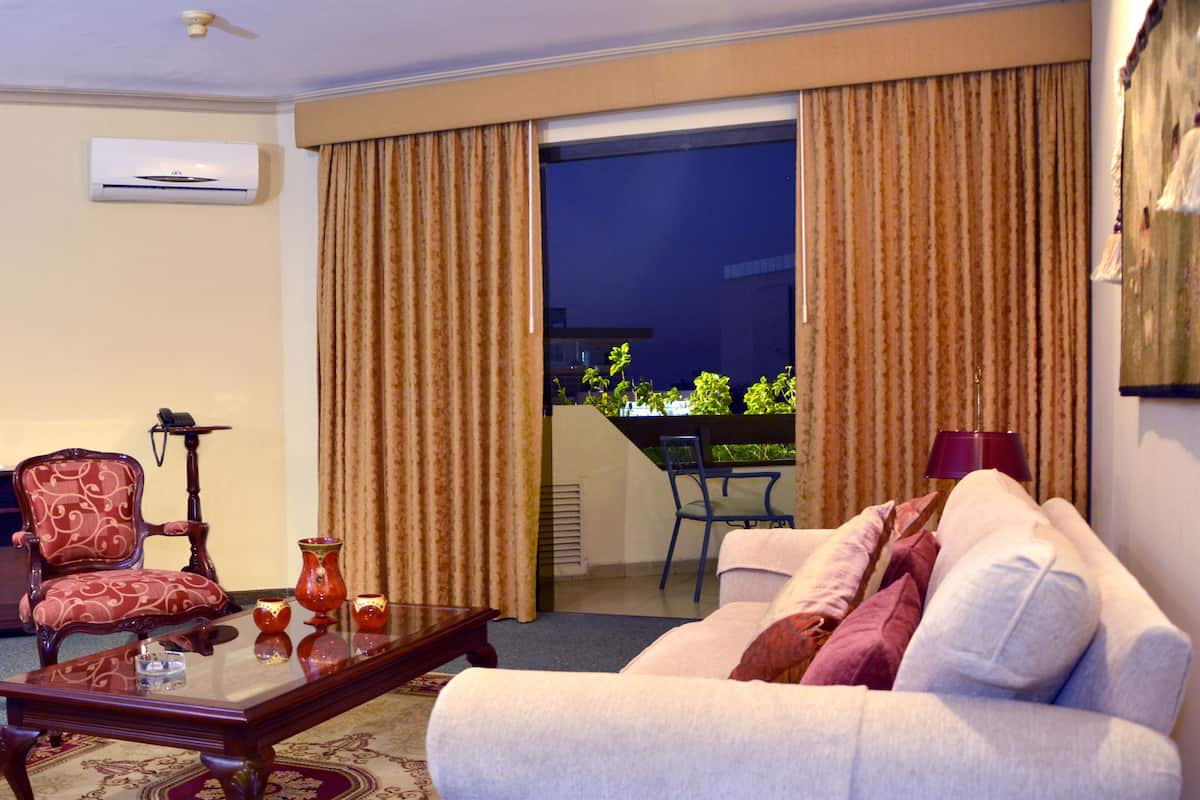 Senior Suite | Living room | Plasma TV