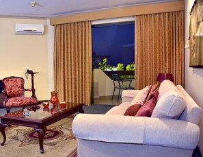 Senior Suite | Living room | Plasma TV