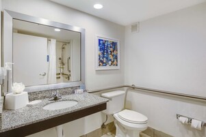 Ducha, secador de pelo y toallas