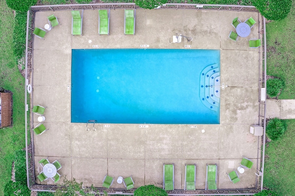 Outdoor pool, open 10 AM to 10 PM, sun loungers