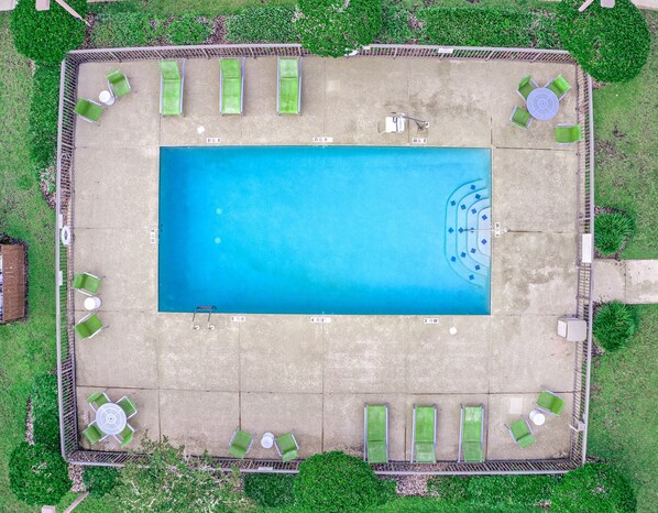 Piscine extérieure, chaises longues