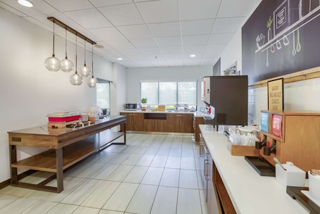 Free buffet breakfast . Hampton Inn Mobile-I-10/Bellingrath Gardens