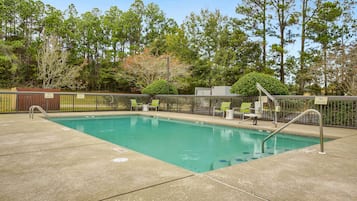 Outdoor pool, open 10 AM to 10 PM, pool loungers