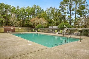 Outdoor pool, open 10 AM to 10 PM, pool loungers