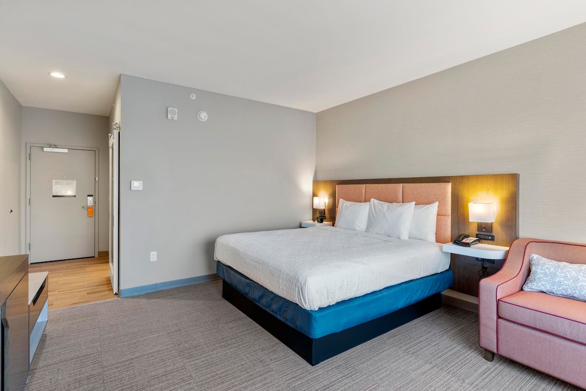 in-room safe, desk, iron/ironing board, free wifi