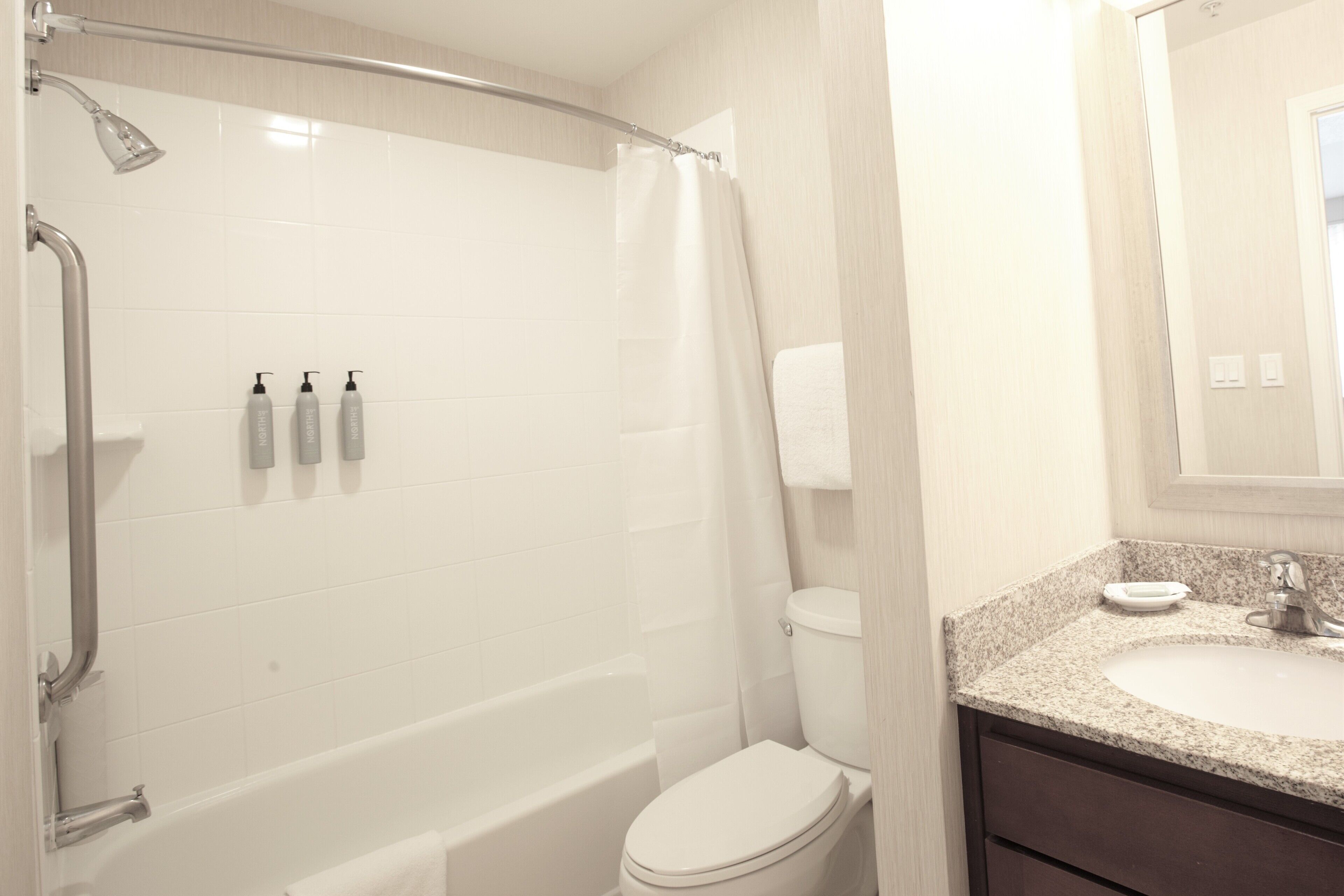 Un baño con ducha, inodoro y lavamanos.