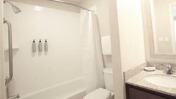 Un baño con ducha, inodoro y lavamanos.