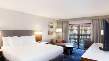 高档床上用品、客房内保险箱、办公桌、遮光窗帘