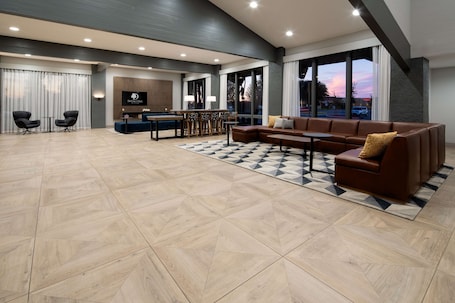 Lobby. DoubleTree by Hilton Hotel Bakersfield
