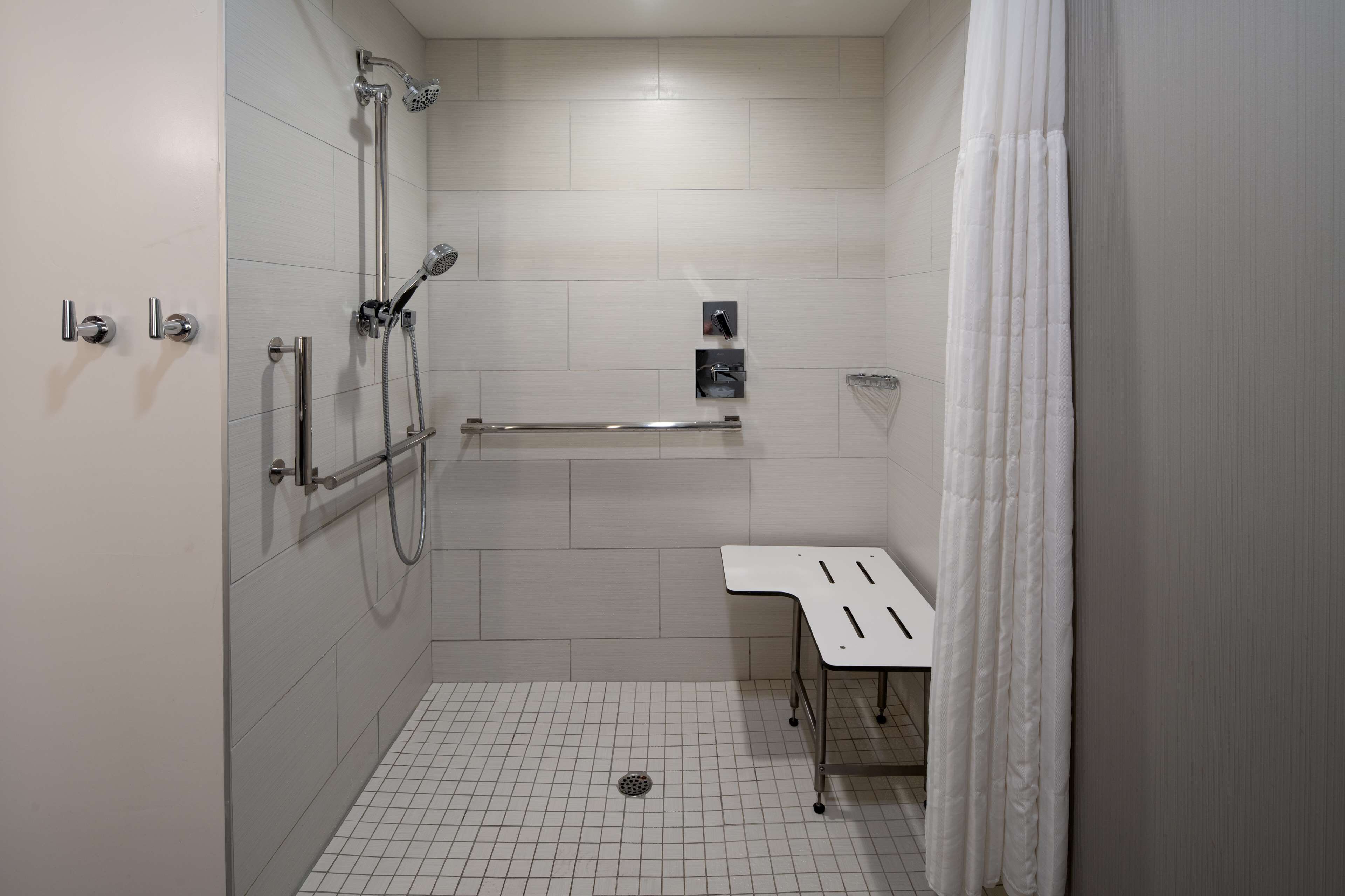 Une salle de bain moderne équipée d’une douche, de toilettes et d’un lavabo.